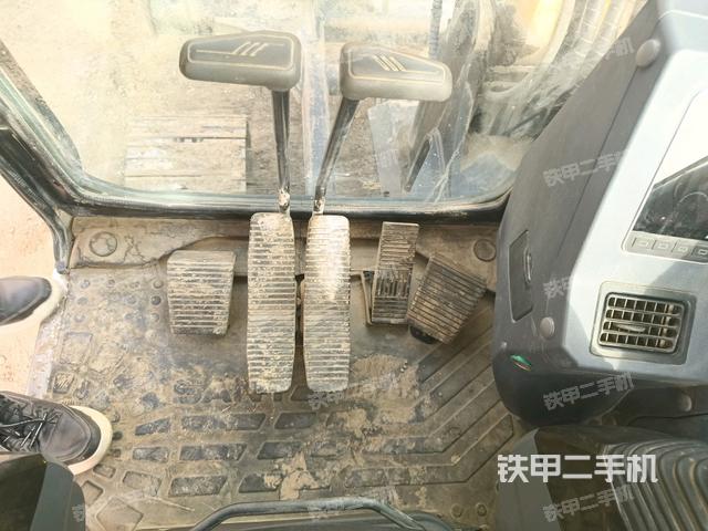 行走控制手柄和踏板?俯拍(駕駛室部分) 行走控制手柄和踏板?俯拍(駕駛室部分)