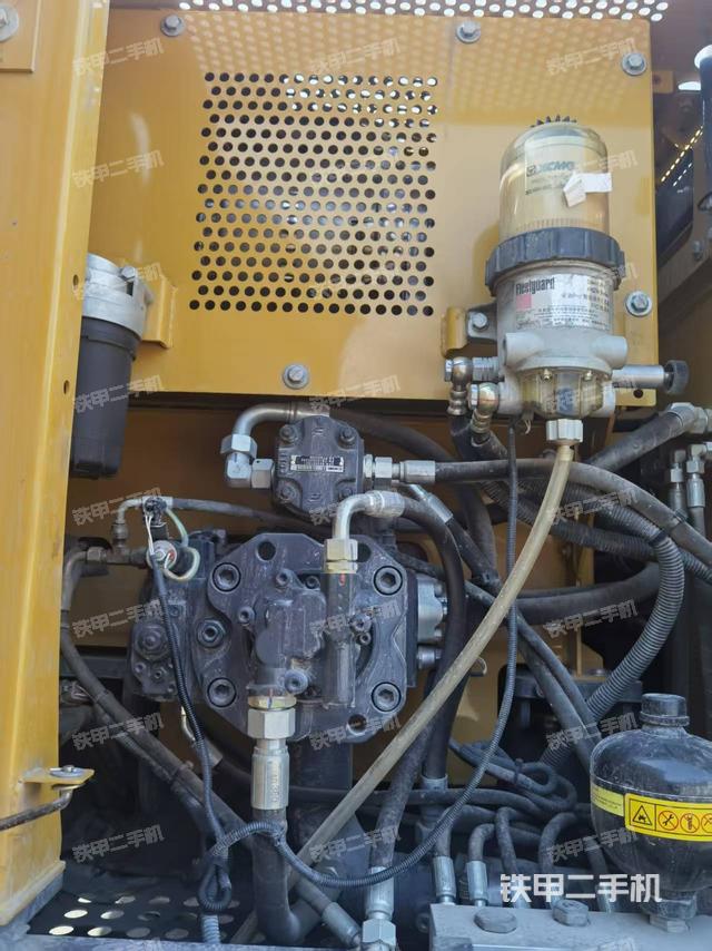 液壓泵艙室正面整體(整機外觀) 液壓泵艙室正面整體(整機外觀)