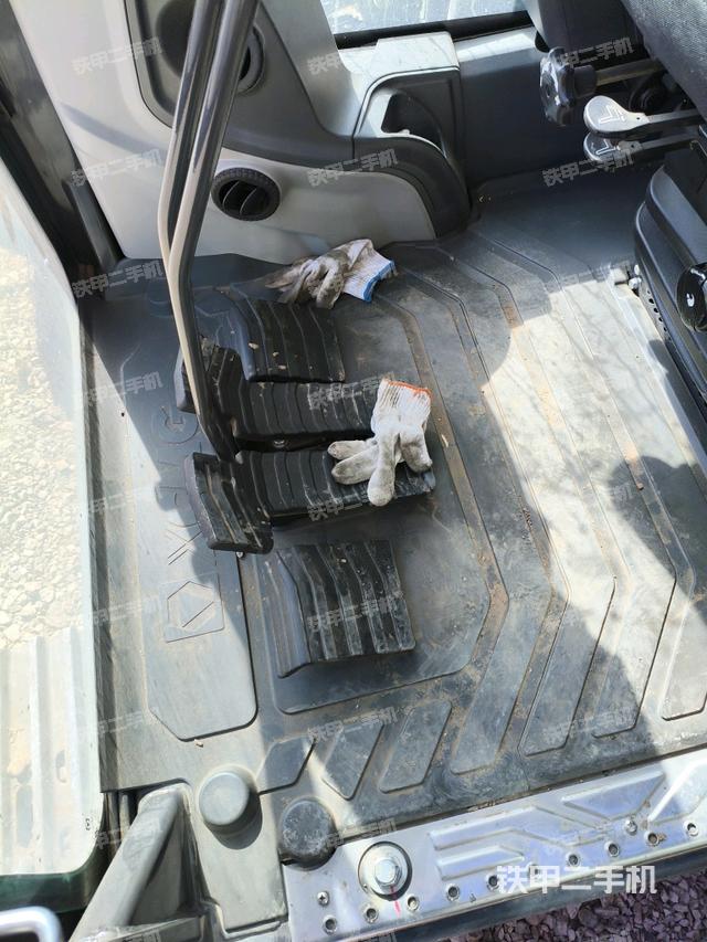 行走控制手柄和踏板?俯拍（駕駛室部分）