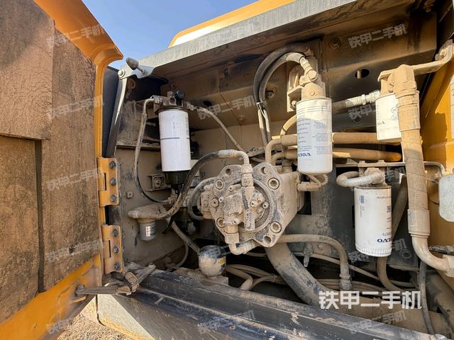 液壓泵艙室正面整體(整機外觀) 液壓泵艙室正面整體(整機外觀)