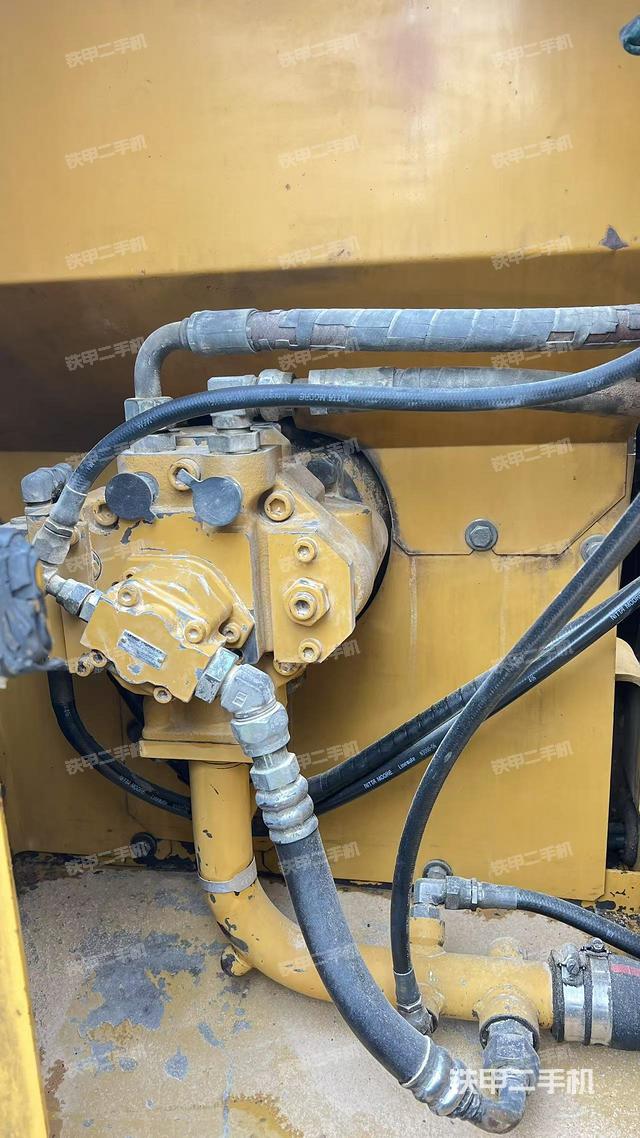 液压泵舱室正面整体（整机外观）