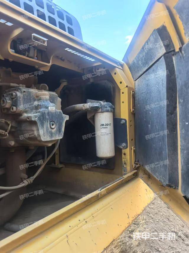液壓泵艙室正面整體(整機(jī)外觀) 液壓泵艙室正面整體(整機(jī)外觀)