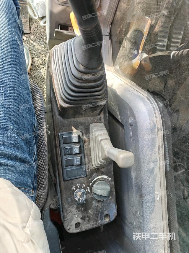 座椅右側(cè)控制臺/鑰匙門/油門/含右手柄（駕駛室部分）