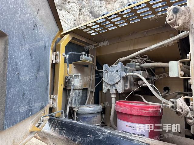 液壓泵艙室正面整體(整機外觀) 液壓泵艙室正面整體(整機外觀)