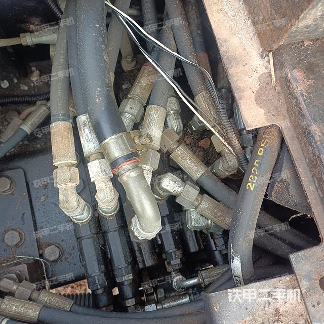 駕駛室頂部(整機(jī)外觀) 駕駛室頂部(整機(jī)外觀)