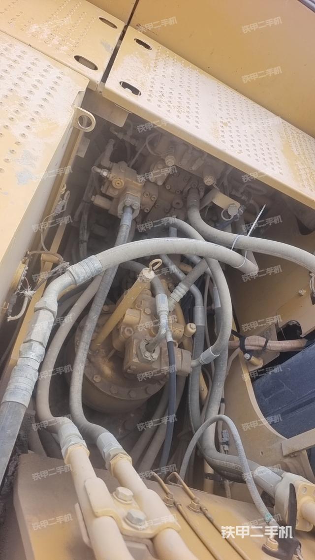 回轉(zhuǎn)馬達和主控閥(整機外觀) 回轉(zhuǎn)馬達和主控閥(整機外觀)