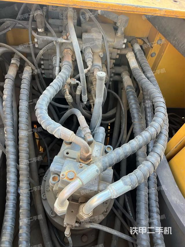 回轉(zhuǎn)馬達(dá)和主控閥（整機(jī)外觀）