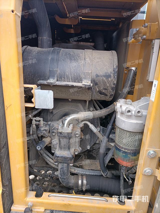 液壓泵艙室正面整體（整機外觀）