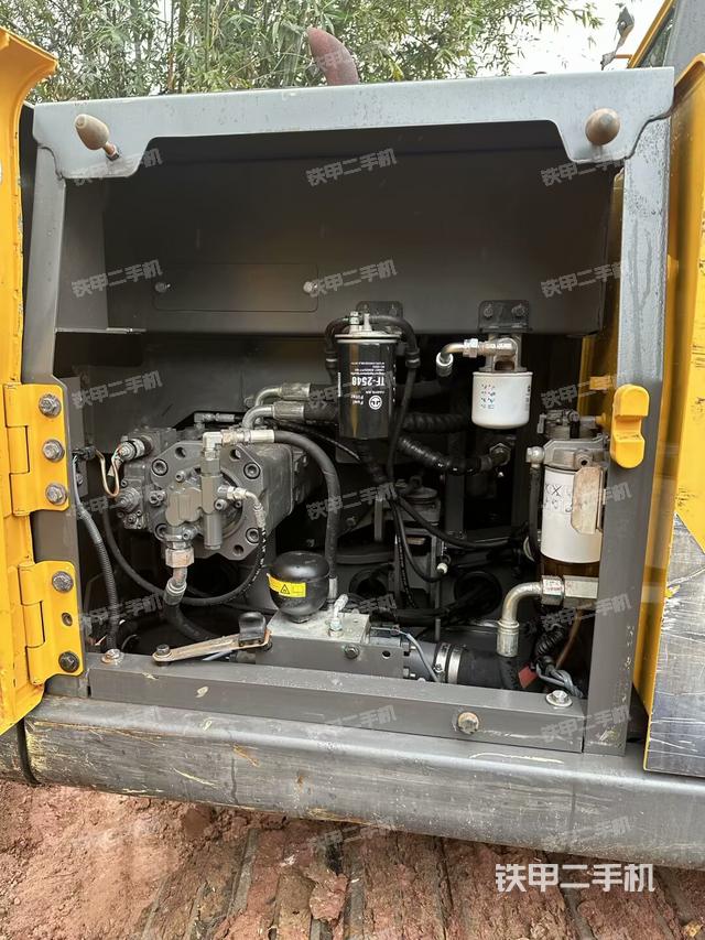 液压泵舱室正面整体（整机外观）