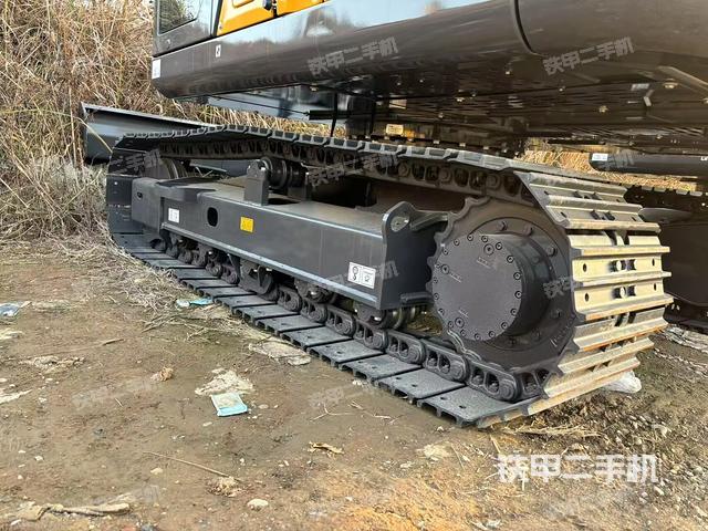 單側(cè)履帶整體(整機(jī)外觀) 單側(cè)履帶整體(整機(jī)外觀)