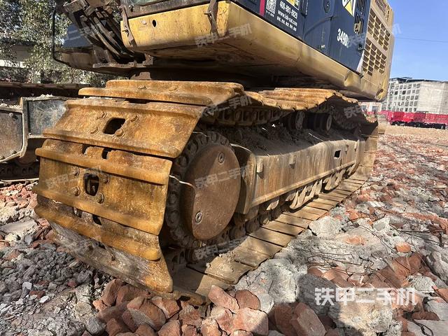 單側(cè)履帶整體(整機(jī)外觀) 單側(cè)履帶整體(整機(jī)外觀)