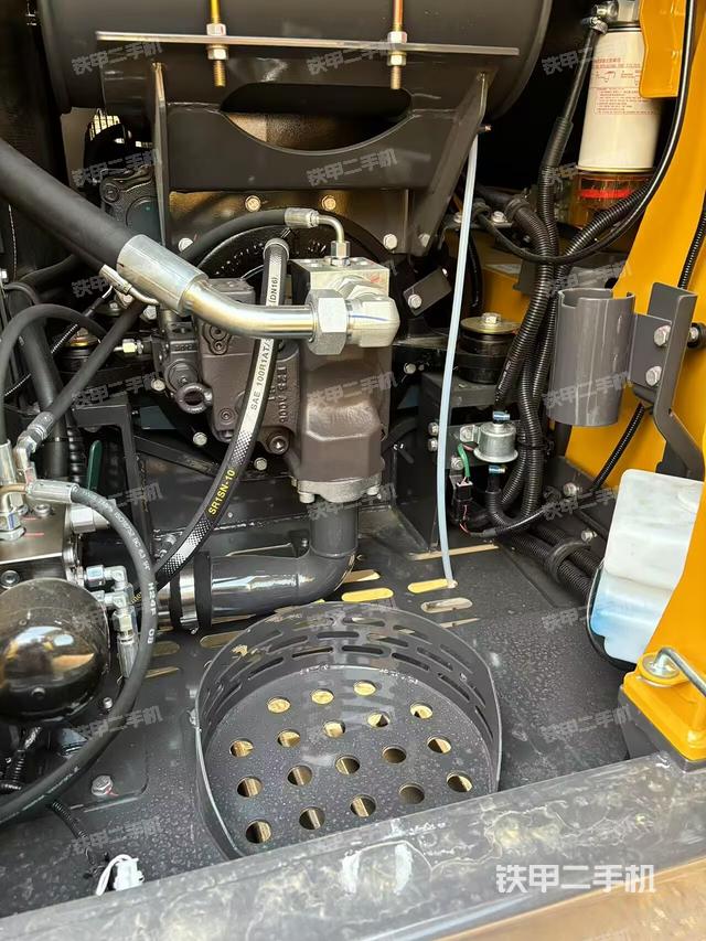 液壓泵艙室正面整體(整機(jī)外觀) 液壓泵艙室正面整體(整機(jī)外觀)