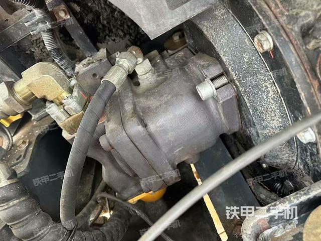 液壓泵艙室正面整體(整機外觀) 液壓泵艙室正面整體(整機外觀)