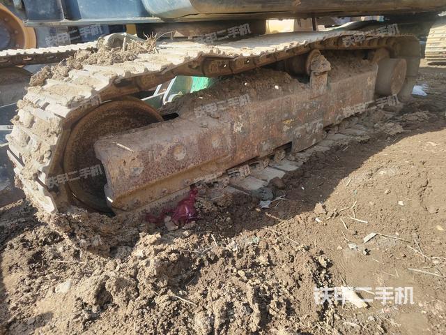 單側(cè)履帶整體(整機(jī)外觀) 單側(cè)履帶整體(整機(jī)外觀)