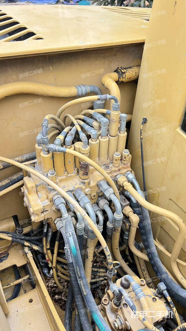 回转马达和主控阀（整机外观）