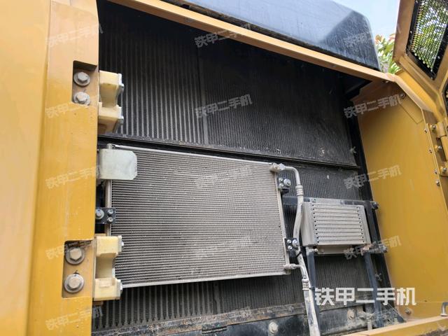 散熱器正面(大件艙室) 散熱器正面(大件艙室)