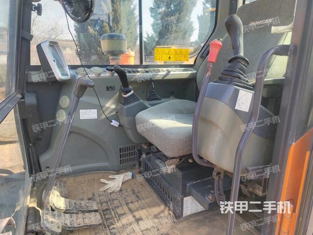 駕駛室整體(整機(jī)外觀) 駕駛室整體(整機(jī)外觀)