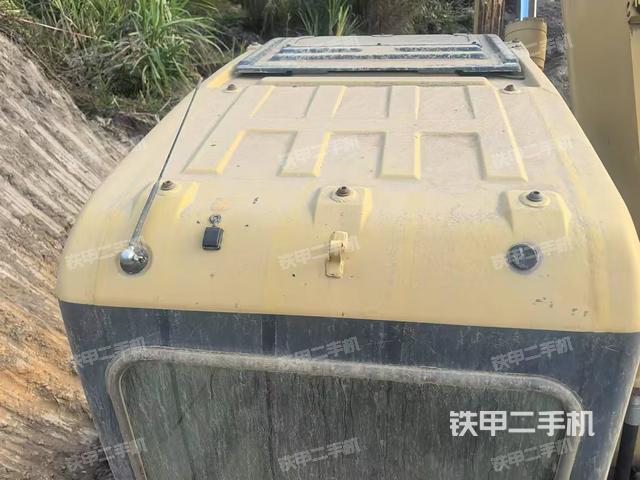 駕駛室頂部(整機(jī)外觀) 駕駛室頂部(整機(jī)外觀)