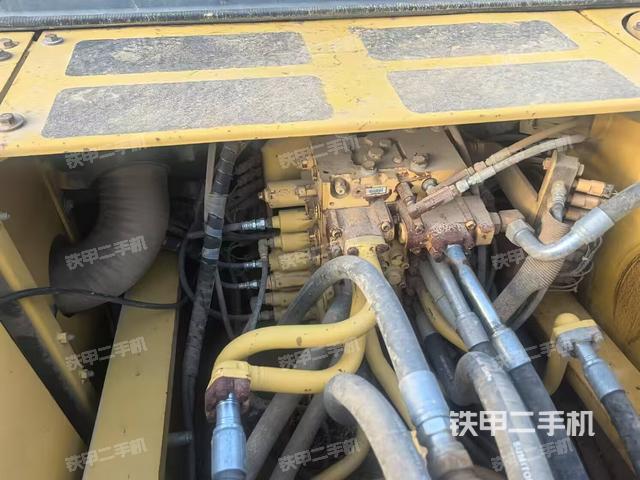 回轉(zhuǎn)馬達(dá)和主控閥(整機(jī)外觀) 回轉(zhuǎn)馬達(dá)和主控閥(整機(jī)外觀)
