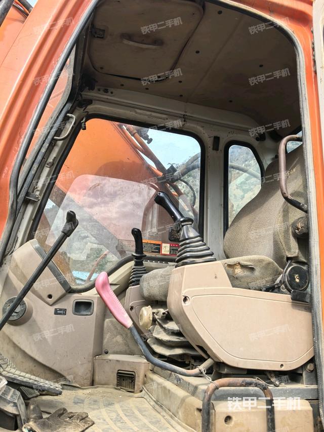 座椅右側(cè)控制臺(tái)/鑰匙門/油門/含右手柄（駕駛室部分）