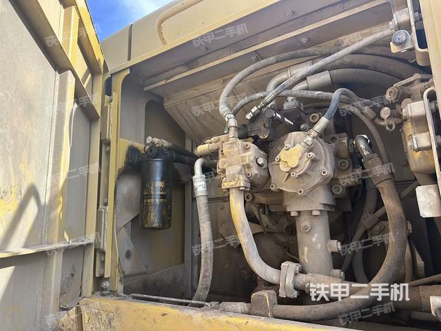液壓泵艙室正面整體(整機(jī)外觀) 液壓泵艙室正面整體(整機(jī)外觀)