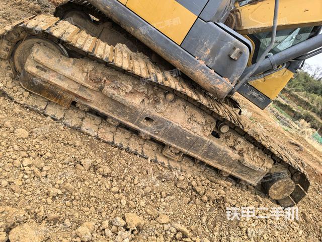 單側(cè)履帶整體(整機(jī)外觀) 單側(cè)履帶整體(整機(jī)外觀)