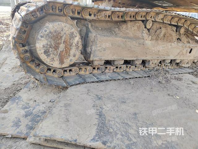 單側(cè)履帶整體(整機外觀) 單側(cè)履帶整體(整機外觀)