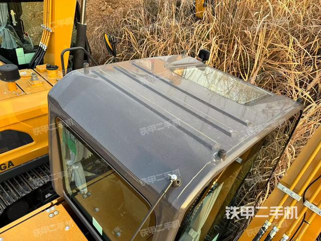 駕駛室頂部(整機(jī)外觀) 駕駛室頂部(整機(jī)外觀)