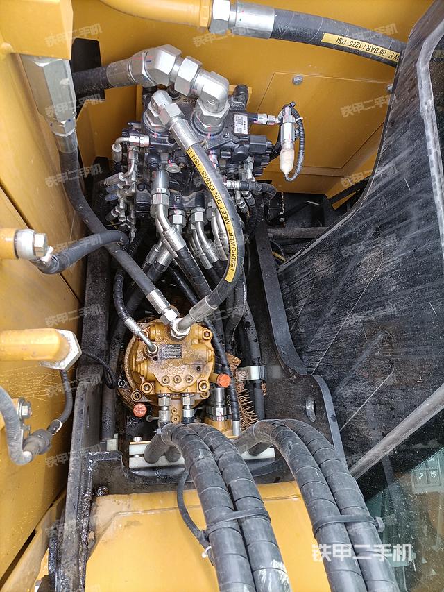 回轉馬達和主控閥（整機外觀）