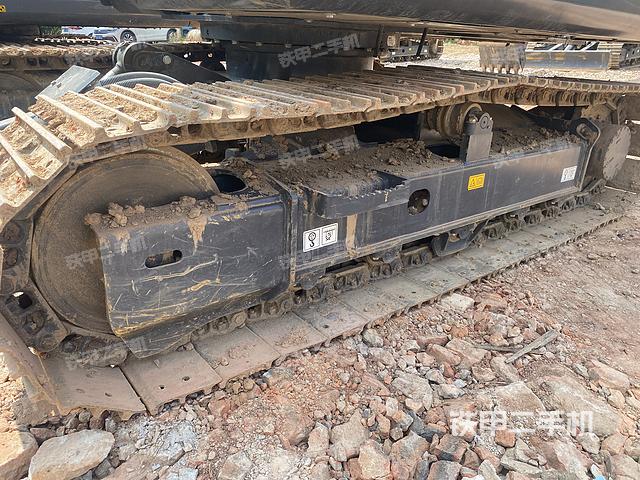 單側(cè)履帶整體(整機外觀) 單側(cè)履帶整體(整機外觀)