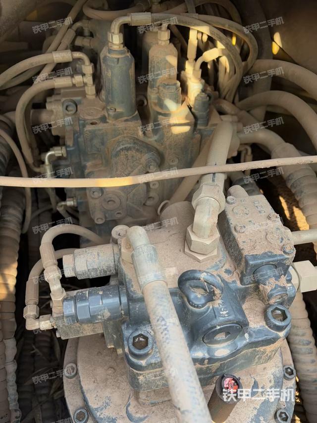 回转马达和主控阀（整机外观）