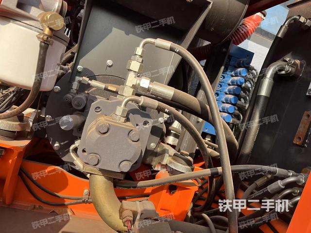 液壓泵艙室正面整體(整機(jī)外觀) 液壓泵艙室正面整體(整機(jī)外觀)