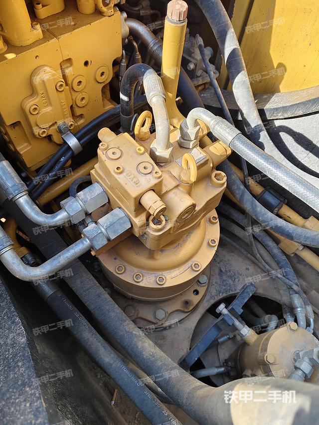 回轉(zhuǎn)馬達和主控閥(整機外觀) 回轉(zhuǎn)馬達和主控閥(整機外觀)