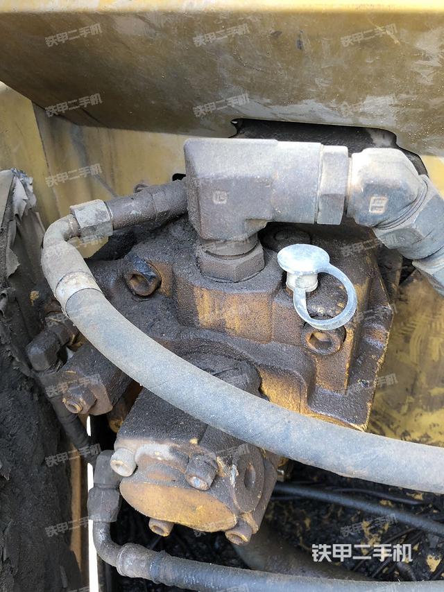 液压泵舱室正面整体（整机外观）