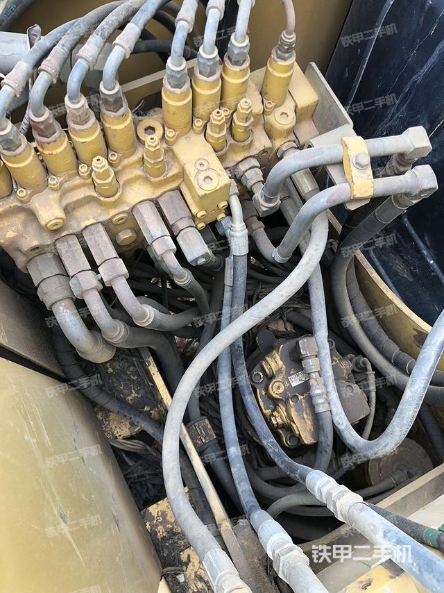 回转马达和主控阀（整机外观）