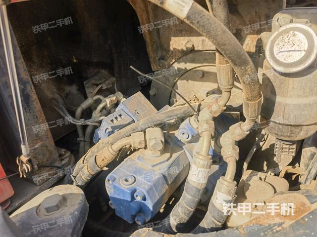 液壓泵艙室正面整體(整機(jī)外觀) 液壓泵艙室正面整體(整機(jī)外觀)