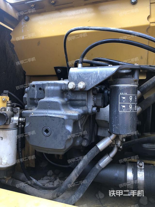 液压泵舱室正面整体（整机外观）