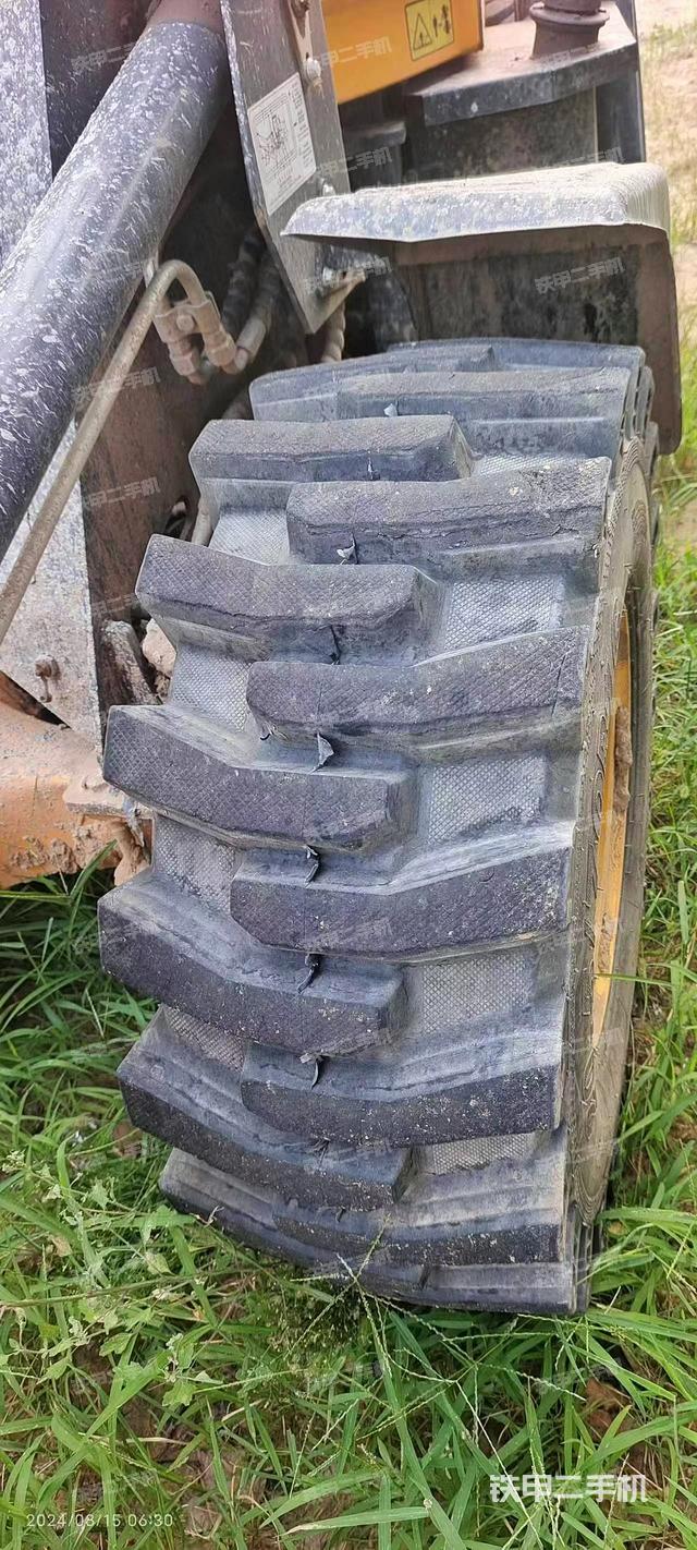 駕駛室操作臺(tái)(整機(jī)外觀及大件) 駕駛室操作臺(tái)(整機(jī)外觀及大件)