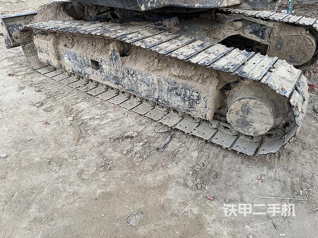 單側(cè)履帶整體(整機(jī)外觀) 單側(cè)履帶整體(整機(jī)外觀)