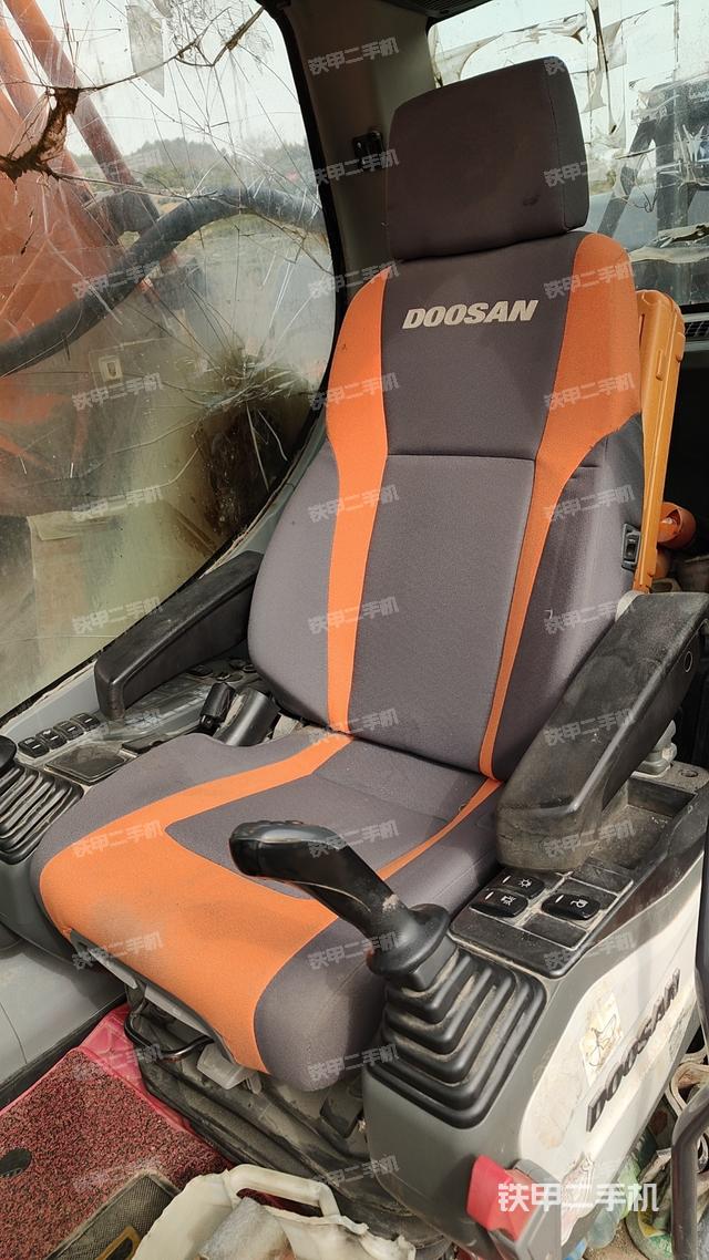 駕駛室整體(整機(jī)外觀) 駕駛室整體(整機(jī)外觀)