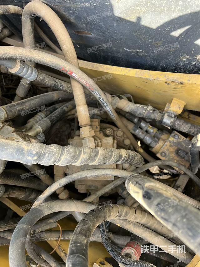 回轉(zhuǎn)馬達(dá)和主控閥(整機(jī)外觀) 回轉(zhuǎn)馬達(dá)和主控閥(整機(jī)外觀)