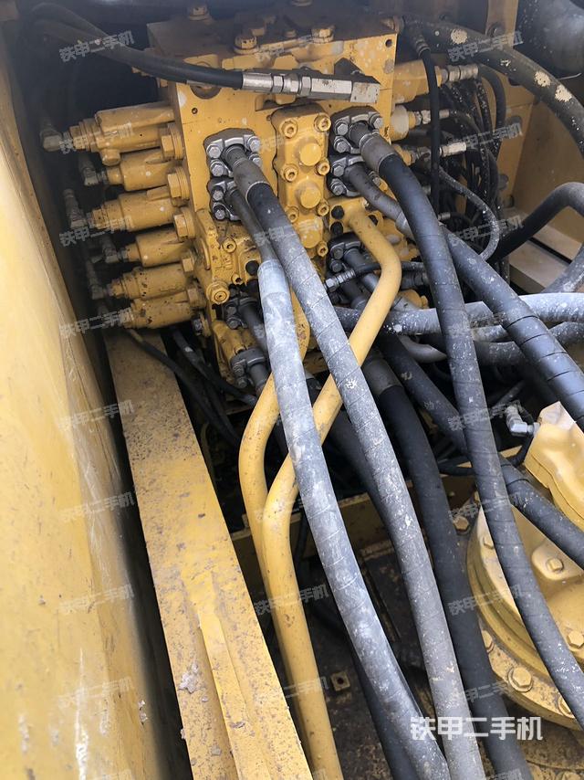 回转马达和主控阀（整机外观）