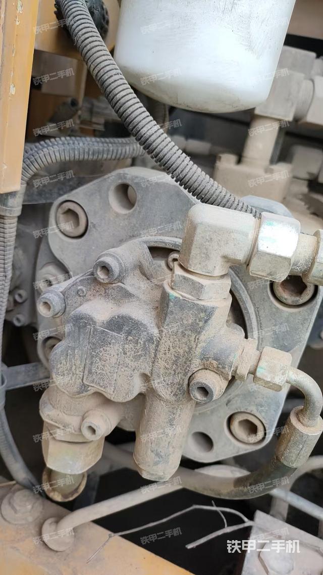 液压泵舱室正面整体（整机外观）