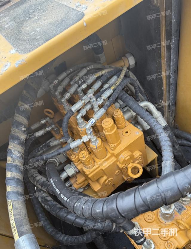 回轉(zhuǎn)馬達(dá)和主控閥(整機(jī)外觀) 回轉(zhuǎn)馬達(dá)和主控閥(整機(jī)外觀)