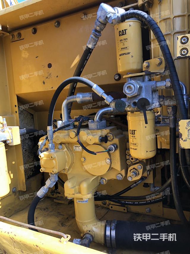 液压泵舱室正面整体（整机外观）