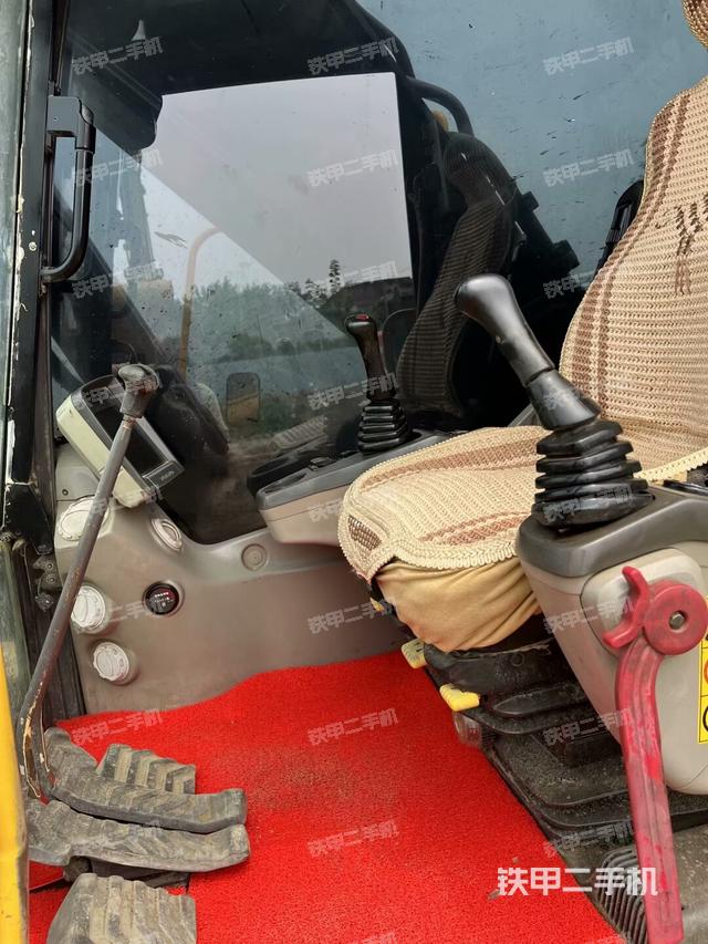 駕駛室整體(整機(jī)外觀) 駕駛室整體(整機(jī)外觀)