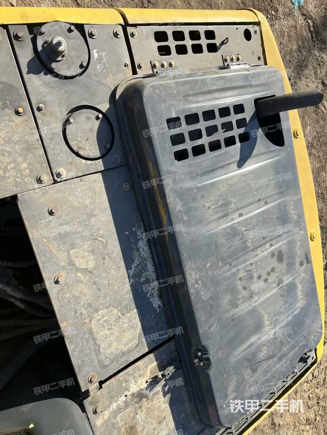 駕駛室頂部(整機(jī)外觀) 駕駛室頂部(整機(jī)外觀)