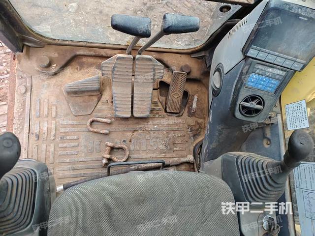 駕駛室整體(整機(jī)外觀) 駕駛室整體(整機(jī)外觀)