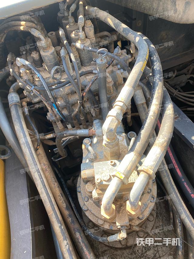 回转马达和主控阀（整机外观）