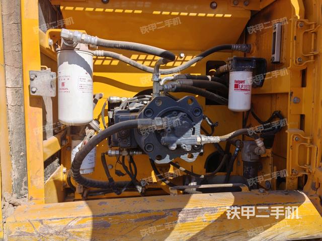 液壓泵艙室正面整體(整機外觀) 液壓泵艙室正面整體(整機外觀)